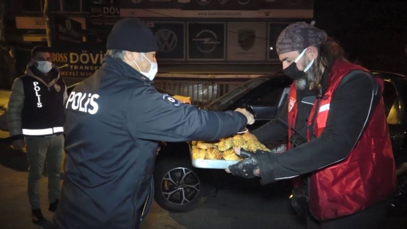 (Özel) Hayırsever vatandaşlardan görevli polise çay ve pasta ikramı