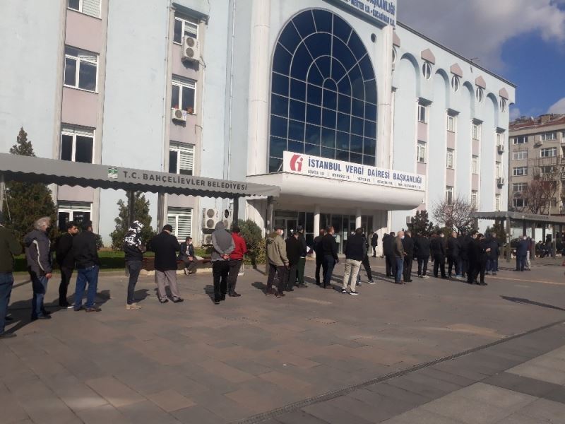 Vergi borcu yapılandırmasının son saatlerinde uzun kuyruklar oluştu
