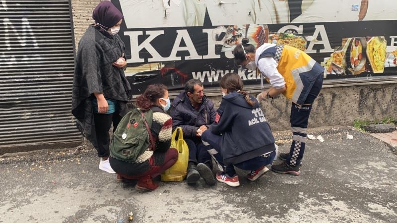 (Özel) Beyoğlu’nda darp dehşeti: Yaşlı adamı sokak ortasında dövüp kaçtı