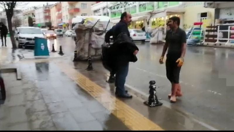 Yağmurda ıslanan kağıt toplayıcısına montunu veren vatandaş konuştu
