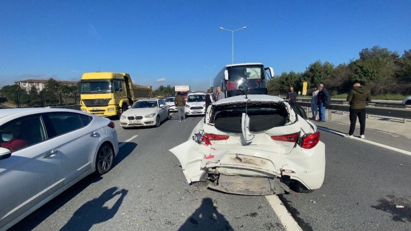 Hasdal’da otobüs otomobile çarptı: 3 yaralı
