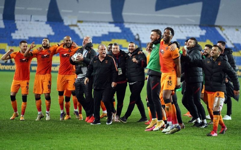 Galatasaraylı futbolcular galibiyet deplasman tribününde kutladı
