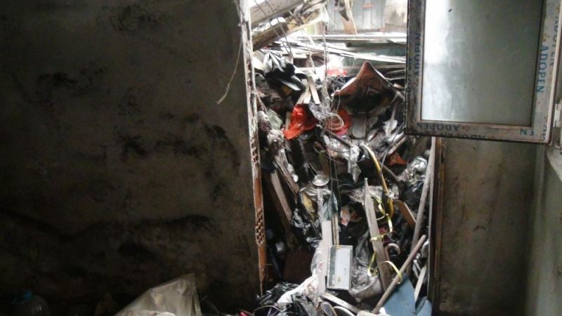 (ÖZEL) Beyoğlu’nda metruk evi çöple doldurdu
