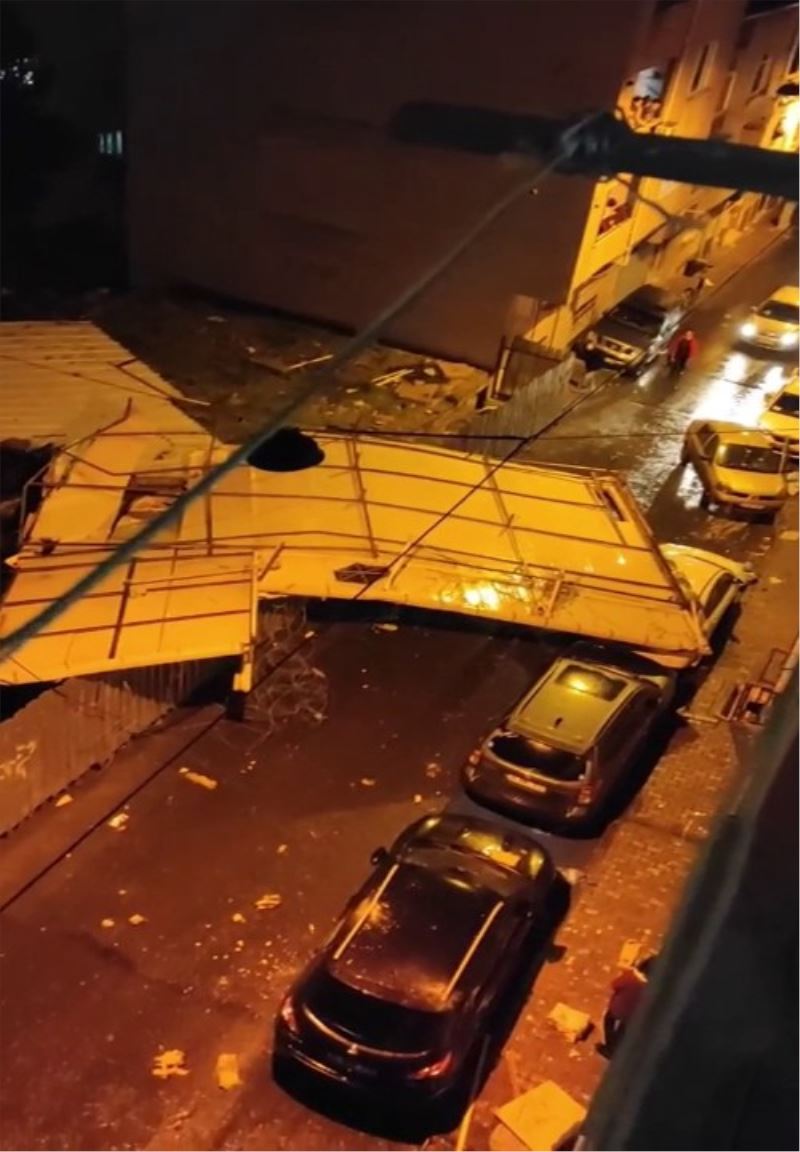 Bağcılar’da uçan çatı evlerin içine girdi: 1 yaralı