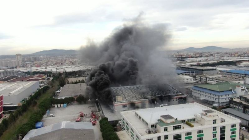 Ümraniye’de fabrikadaki yangın havadan görüntülendi