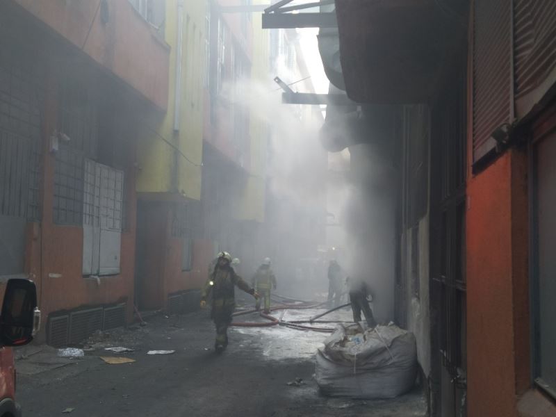 Bayrampaşa’daki plastik fabrikasında korkutan yangın
