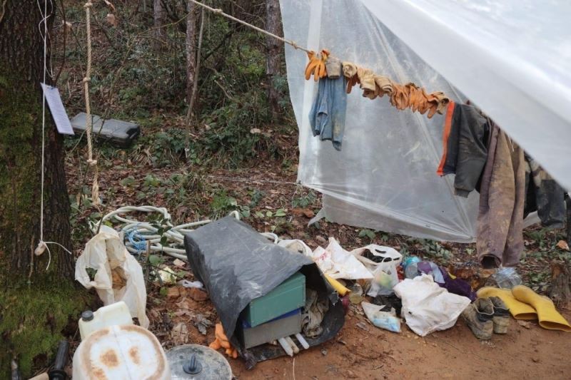 (Özel) Sarıyer’de 15 metre derinlikte suçüstü yakalanan defineciler serbest