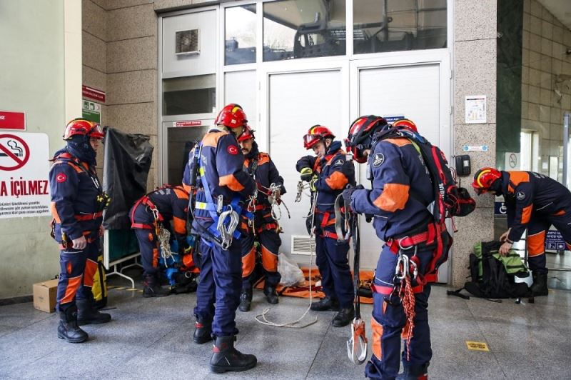 İstanbul itfaiyesinden teleferik hattında nefes kesen kurtarma tatbikatı
