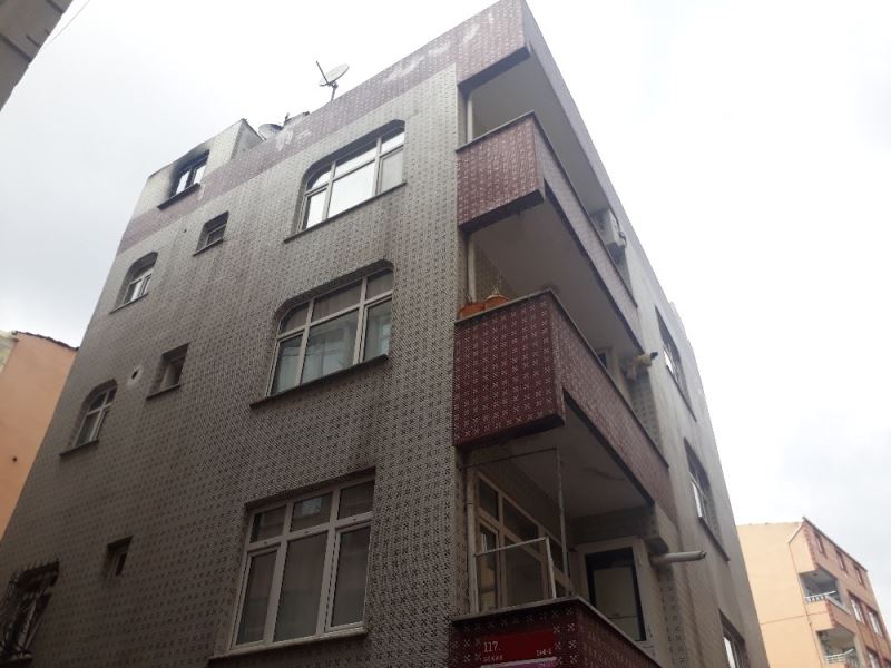 Zeytinburnu’nda çatı katı alev alev yandı