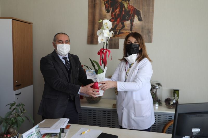 Büyükçekmece’de Tıp Bayramı nedeniyle sağlık çalışanlarına çiçek taktim edildi
