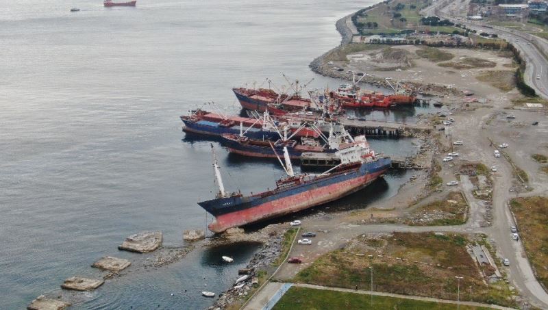 (Özel) Kartal’da rıhtıma bağlı olan kuru yük gemisi yan yattı