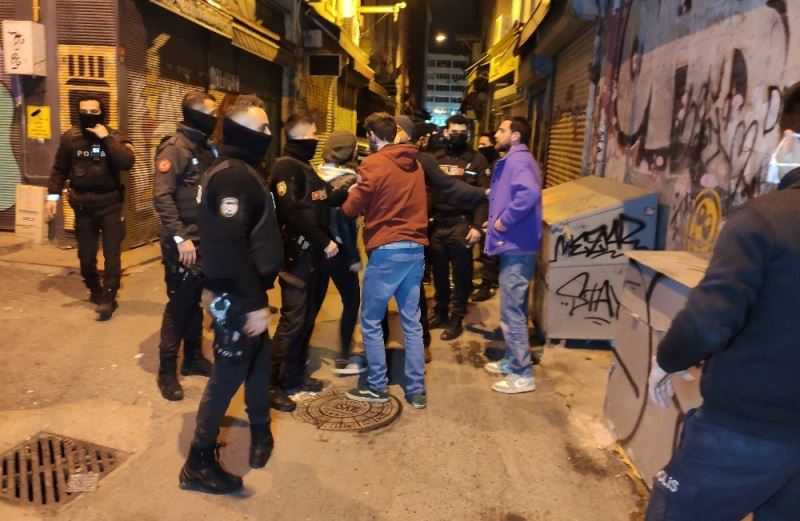 Beyoğlu’nda parti yapılan mekana polis baskını
