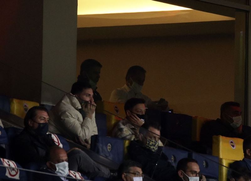 Mesut Özil tribünde
