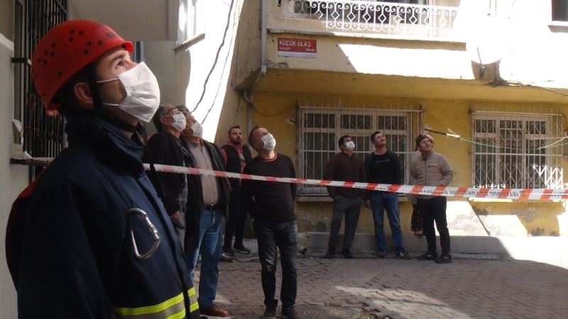 Beyoğlu‘nda rüzgar nedeniyle binanın çatısındaki tuğlalar uçtu
