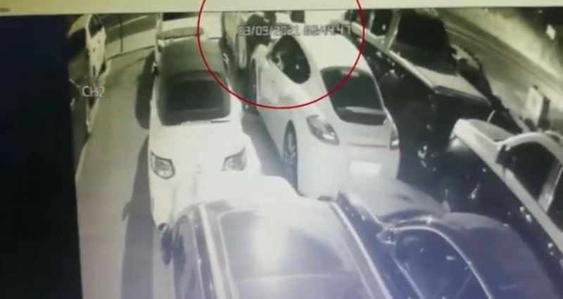 Kartal’da ’otomobilden far hırsızlığı’ kamerada
