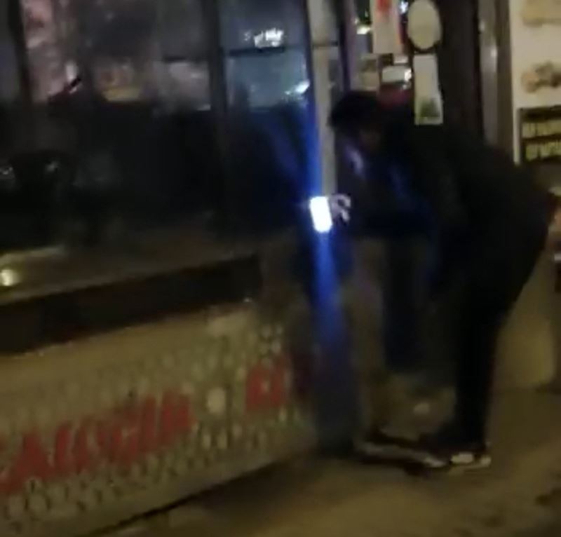 (Özel) İstanbul’da restorana girmeye çalışan hırsızın suçüstü yakalandığı anlar kamerada
