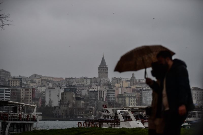 İstanbul’da aniden bastıran sağanak yağış ve dolu zor anlar yaşattı
