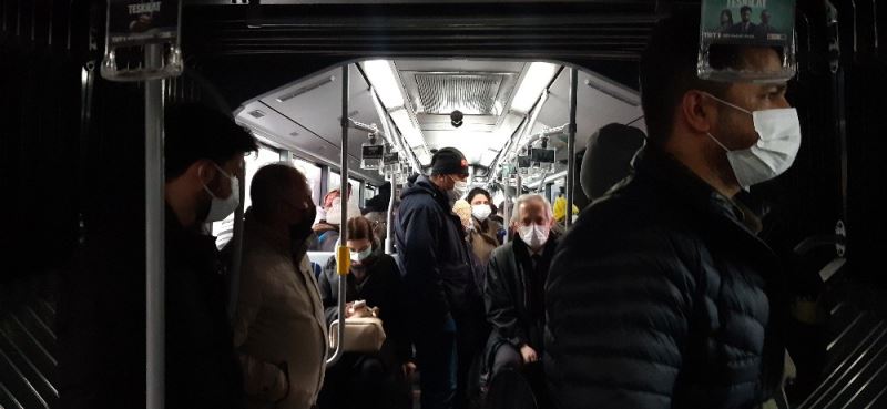 Metrobüste sosyal mesafesiz yolculuk