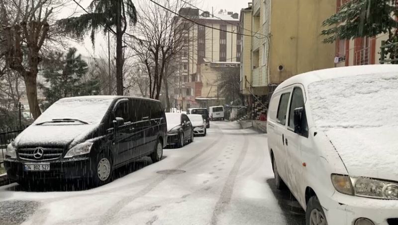 Eyüpsultan’da yollar beyaza büründü, araçlar ilerlemekte güçlük çekti