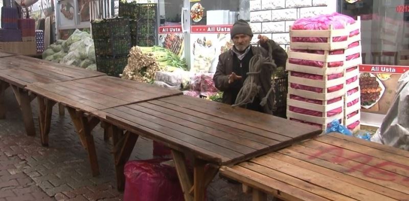 Yağmur ve kar yağdı, pazar tezgahları boş kaldı
