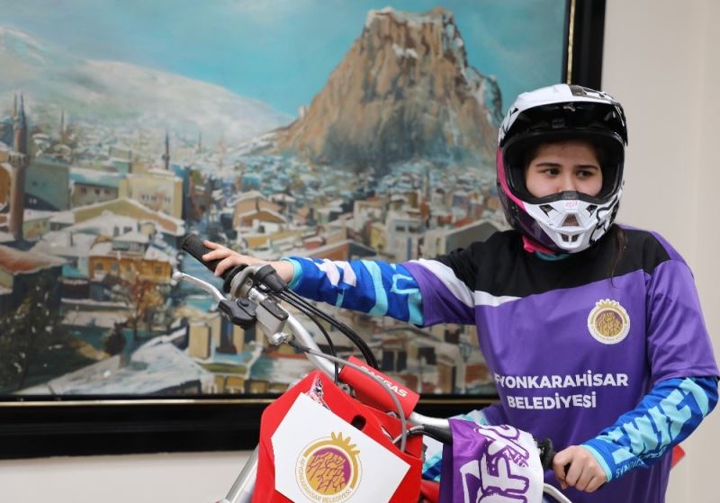 Dünya Motokros Şampiyonası’nda Türkiye’yi temsil edecek ilk kadın sporcu Irmak Yıldırım, Afyon’da kampa girdi