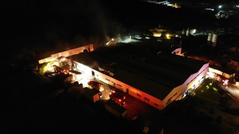 Çekmeköy’de gıda üretim tesisinde çıkan fabrika yangını kontrol altına alındı