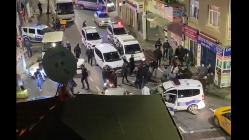 Ümraniye’de kısıtlamayı deldiler, polisten kaçıp 2 polis memurunu yaraladılar
