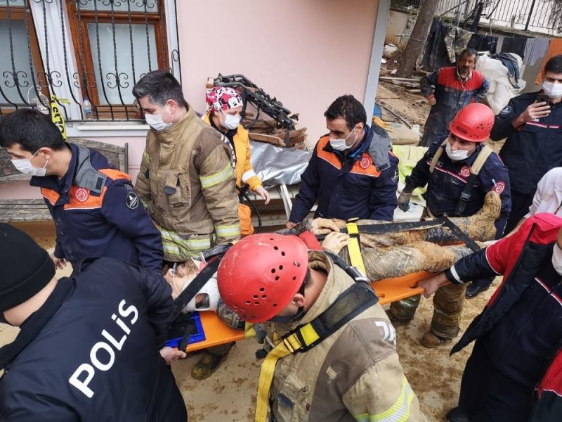 Üsküdar’da kanalizasyon çukuruna düşen işçiyi itfaiye ekipleri kurtardı
