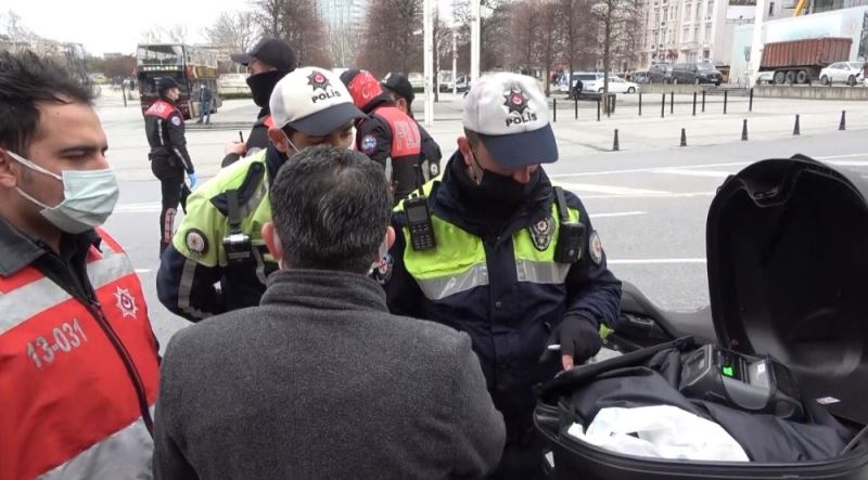 (Özel) Taksim’de uygulamada ilginç anlar: “Çakar kullanmıyorum, çocuğum için almıştım”
