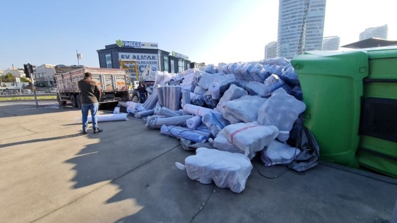 Başakşehir’de kumaş yüklü tır devrildi: 1 yaralı
