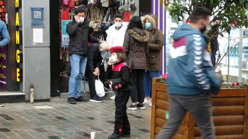 (Özel) İstiklal Caddesi’nde minik polis, yaralı adam için telsiziyle ambulans istedi
