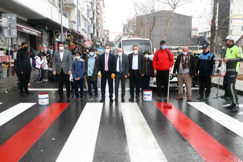 Bağcılar Kaymakamı Eldivan ve Başkan Çağırıcı yaya geçitlerini kırmızıya boyadı
