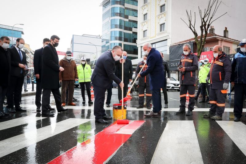 Ümraniye’de yaya geçitlerine ‘kırmızı çizgi’ uygulaması
