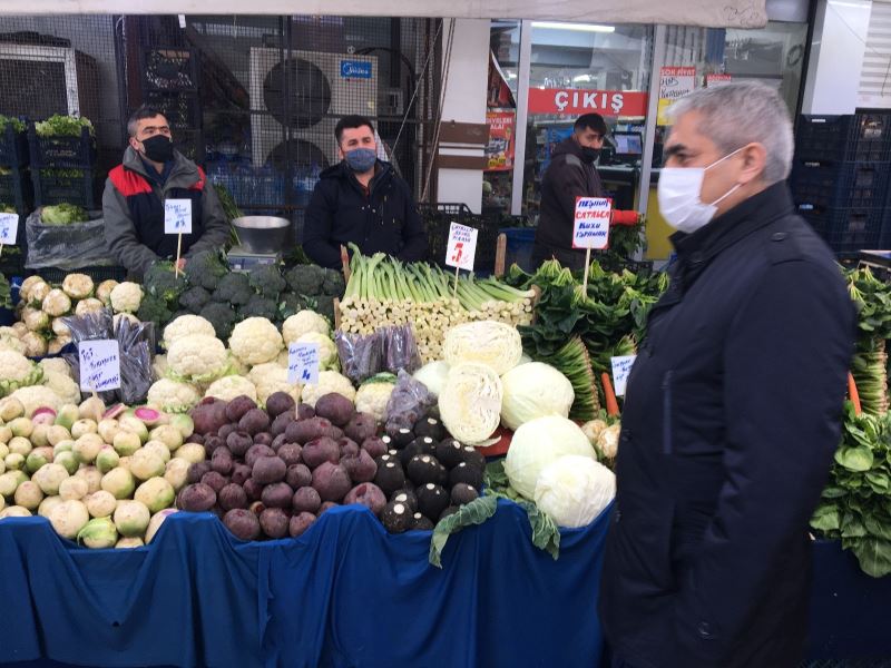 Zeytinburnu’nda semt pazarlarında korona virüs denetimi
