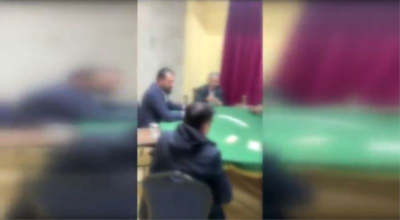 Baskın yapan kişinin polis olduğunu anlamayıp kumara devam ettiler
