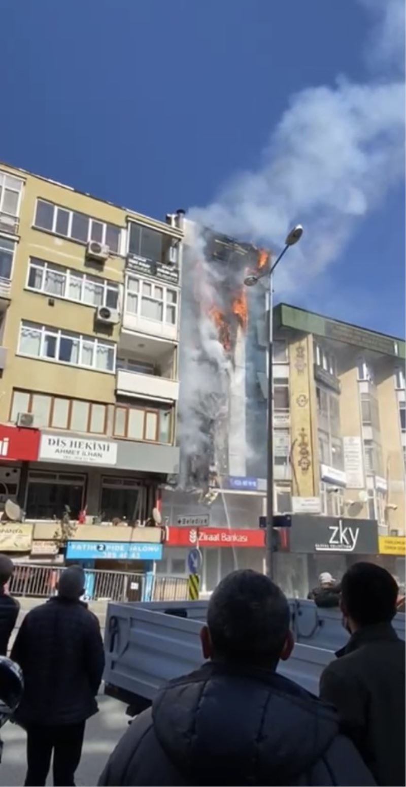 Kartal’da dershanede yangın çıktı. Olay yerine çok sayıda itfaiye ekibi sevk edildi.
