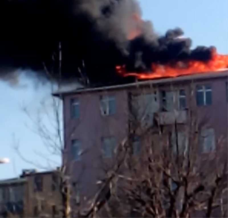 Eyüpsultan’da izolasyon yapılan binanın çatısı alev alev yandı
