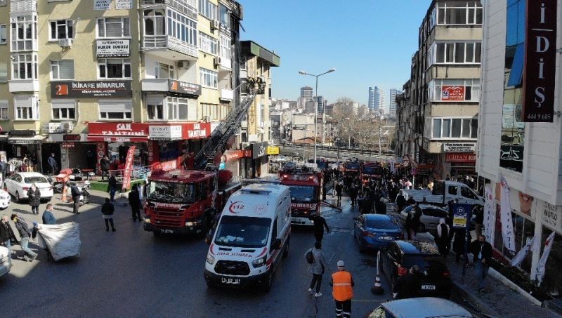 Kartal’da dershanede çıkan yangın havadan görüntülendi
