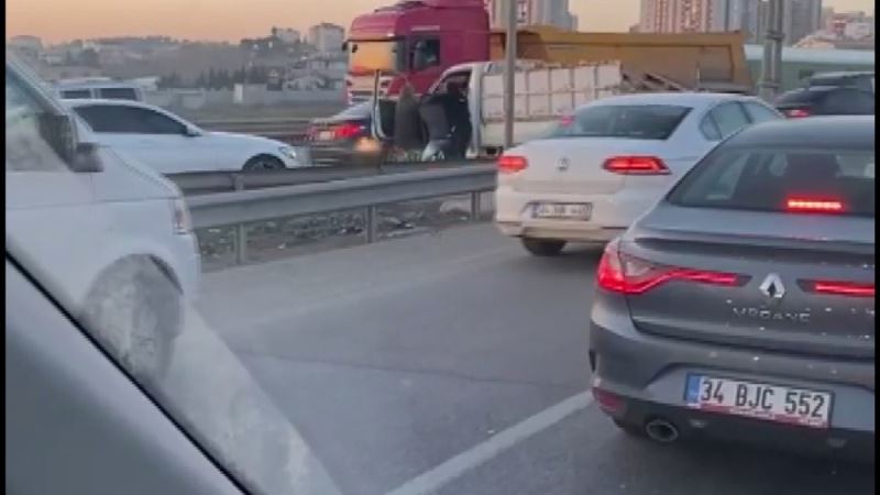 (Özel)- Şile’de trafik terörü: Aracın kapısını açıp, sürücüyü darbettiler
