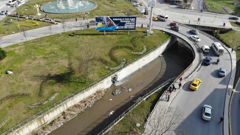 Esenyurt’ta Haramidere kanalına karışan fabrika atıkları çevreyi kirletiyor
