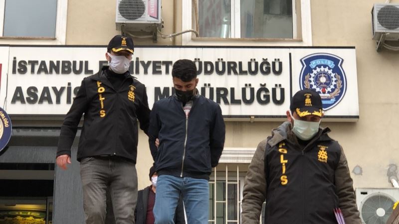 “Polisiz” diyerek girdikleri evden 42 bin 500 lira çalan hırsızlar kamerada
