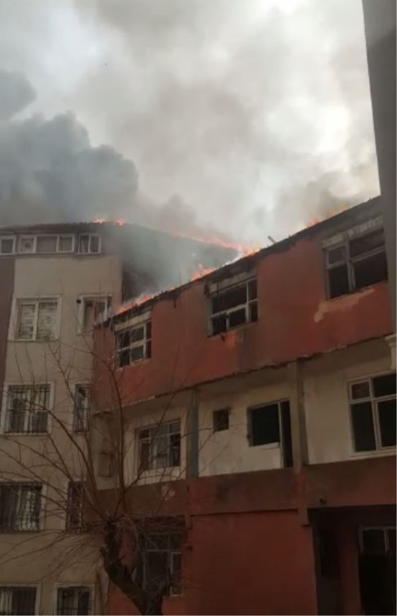 Eyüpsultan’da yangın: Alevler kilometrelerce öteden görüldü
