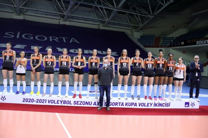 VakıfBank kupasının aldı
