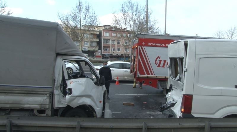 Bağcılar O-3’de sıkışmalı kaza: 1’i ağır 2 yaralı