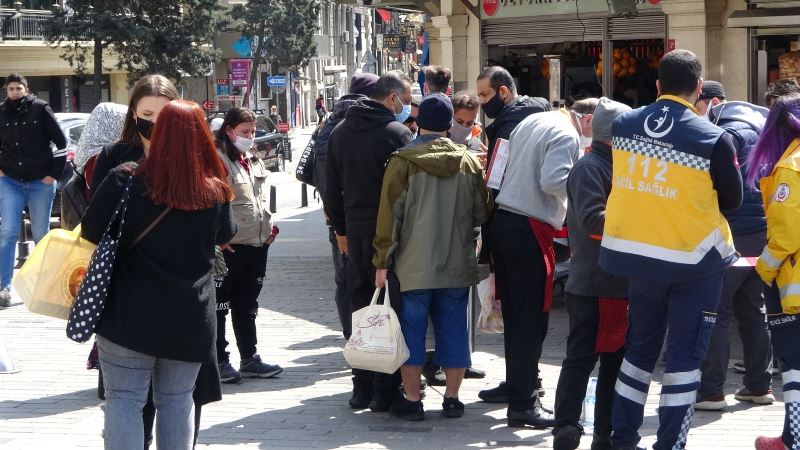 Taksim’de polis ve zabıtadan ortaklaşa korona virüs denetimi
