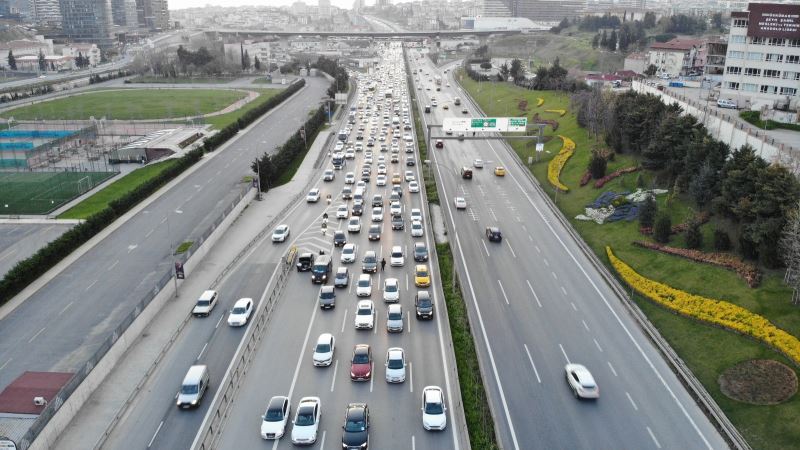 İstanbul’da ilk sahur öncesi yaşanan trafik yoğunluğu havadan görüntülendi