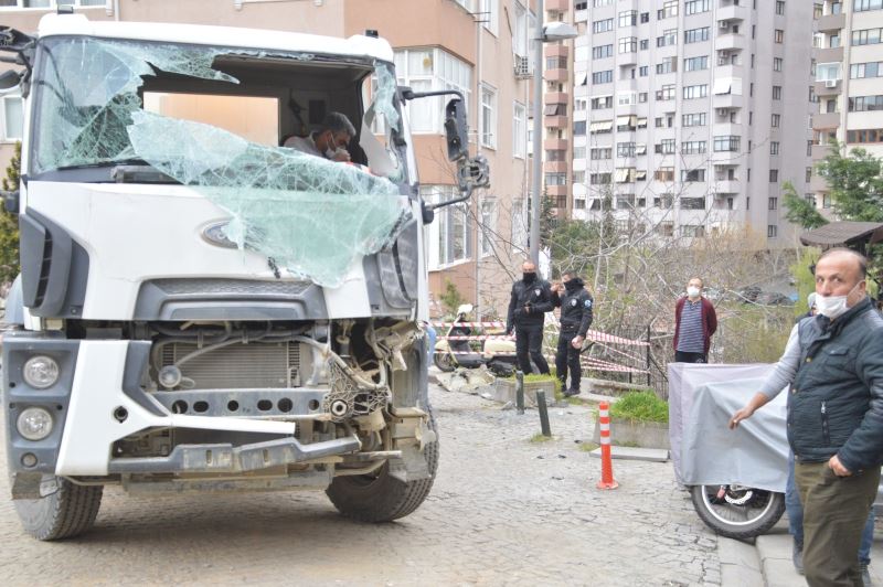 Beşiktaş’ta binaya çarpan beton mikseri vinçle kaldırıldı
