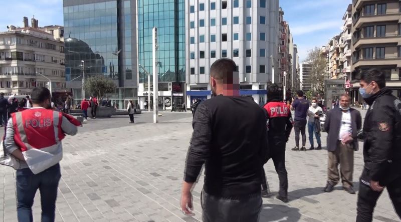Taksim’de İranlı turist ile seyyar satıcılar birbirine girdi