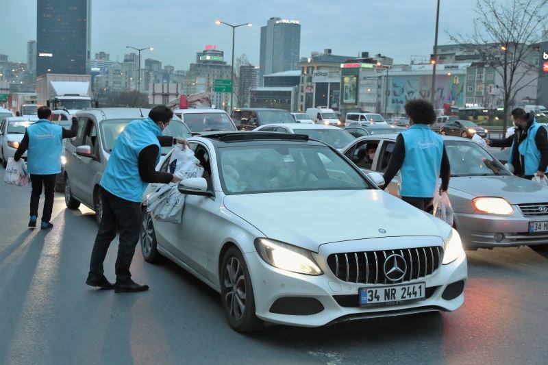 Başakşehir Belediyesi’nden yolda kalanlara iftariyelik
