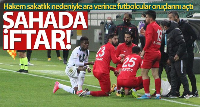 Futbolculardan sahada iftar